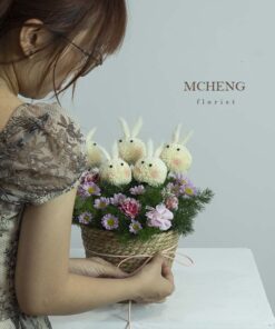 Khách hàng cầm trên tay mẫu Giỏ Hoa Ping Pong Thỏ Trắng vô cùng dễ thương