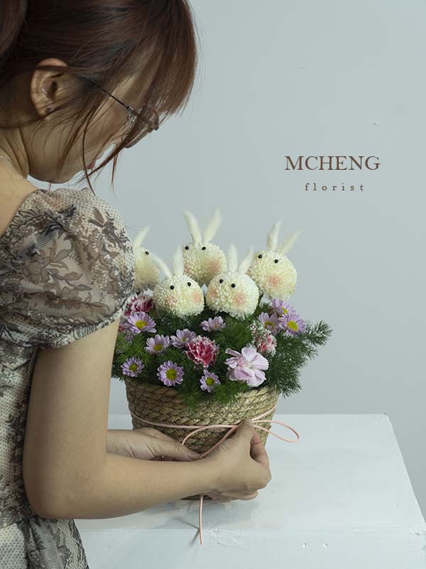 Hinh Anh Thuc Te Gio Hoa Tho Trang Mcheng Long Khanh Khách hàng cầm trên tay mẫu Giỏ Hoa Ping Pong Thỏ Trắng vô cùng dễ thương