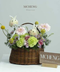 Khách hàng cầm trên tay mẫu Giỏ Hoa Ping Pong Hai Chú Thỏ dễ thương tại khu vực Long Khánh