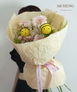 Mẫu Hoa Bó Đồng Tiền Hồng Phối Ping Pong Ong Vàng thiết kế đáng yêu tại Mcheng Florist