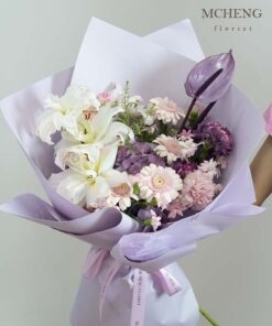 Mẫu Hoa Bó Ly Trắng Mix Hồng Môn Tím thiết kế mộng mơ tại Mcheng Florist