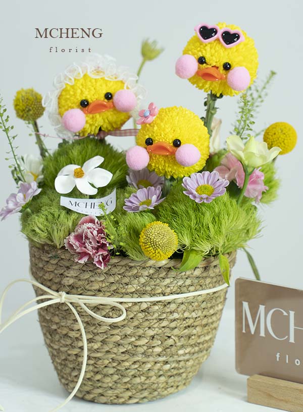 Vịt Vàng Cúc Ping Pong Truyền Cảm Hứng - Mcheng Florist Cận cảnh những chú vịt con màu vàng má hồng được tạo hình từ hoa cúc Ping Pong trong Giỏ Hoa Ping Pong Vịt Má Hồng