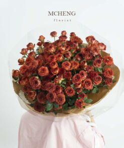 Mẫu Hoa Bó Hồng Chùm Chocolate Gói Mica thiết kế phá cách tại Mcheng Florist