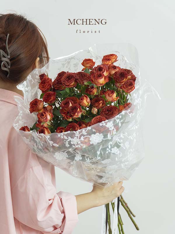 Hoa Bó Hồng Chùm Chocolate Size Nhỏ Tuyệt Mỹ - Mcheng Florist Mẫu Hoa Bó Hồng Chùm Chocolate Size Nhỏ Gói Mica Ren thiết kế mộng mơ tại Mcheng Florist
