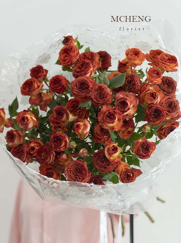 Chi Tiet Hoa Bo Hong Chum Chocolate Size Nho Goi Mica Ren Mcheng Florist Cận cảnh vẻ đẹp lãng mạn của mẫu Hoa Bó Hồng Chùm Chocolate Size Nhỏ Gói Mica Ren