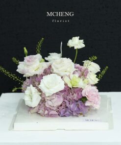 vẻ đẹp lãng mạn của hoa hồng trắng và cẩm tú cầu tím trong hộp hoa bánh kem mica