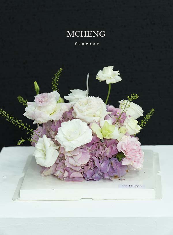 Goc Hoa Banh Kem Sinh Nhat Hop Mica Mcheng Florist vẻ đẹp lãng mạn của hoa hồng trắng và cẩm tú cầu tím trong hộp hoa bánh kem mica