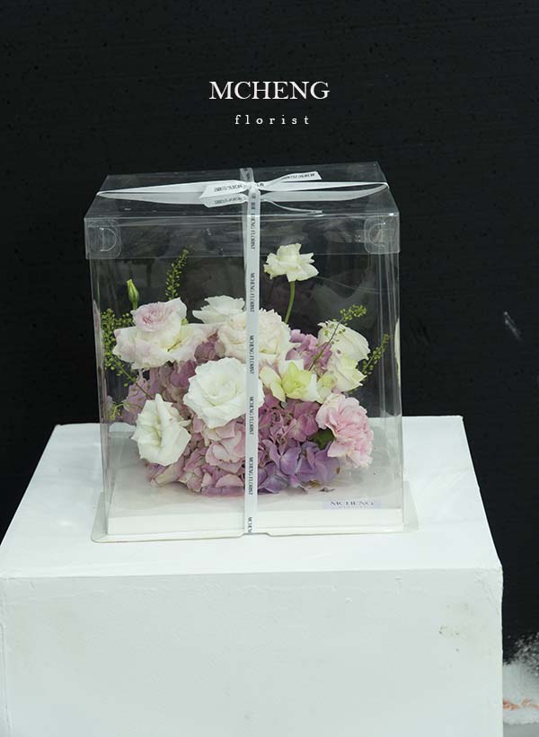 Hoa Bánh Kem Sinh Nhật Tím Pastel Hộp Mica Tuyệt Mỹ - Mcheng Florist Mẫu Hoa Bánh Kem Sinh Nhật Tím Pastel thiết kế trong hộp mica sang trọng tại Mcheng Florist
