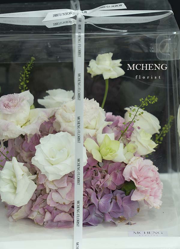 Chi Tiet Hoa Banh Kem Sinh Nhat Hop Mica Mcheng Florist Cận cảnh vẻ đẹp lãng mạn của hoa hồng trắng và cẩm tú cầu tím trong hộp hoa bánh kem mica