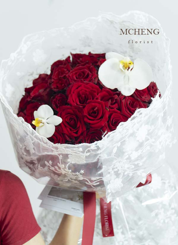Mẫu Hoa Bó Hồng Đỏ Mix Lan Hồ Điệp Bọc Ren thiết kế lãng mạn tại Mcheng Florist