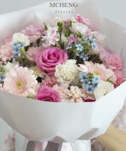 Kích thước thực tế bó hoa hồng pastel mix sao xanh trên tay khách hàng