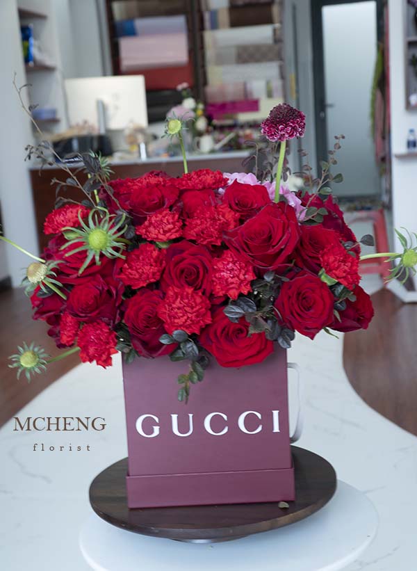 Hộp Hoa Hồng Đỏ Phối Phăng Đỏ Vĩnh Cửu - Mcheng Florist Mẫu Hộp Hoa Hồng Đỏ Phối Phăng Đỏ thiết kế vương giả phong cách thời trang cao cấp tại Mcheng Florist Long Khánh