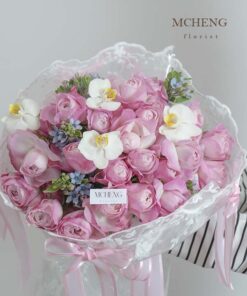 Góc nghiêng tôn lên nét nữ tính của bó hoa hồng pastel bọc voan re