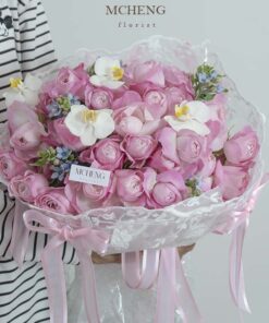 Kích thước thực tế bó hoa hồng pastel bọc ren điệu đà trên tay khách hàng