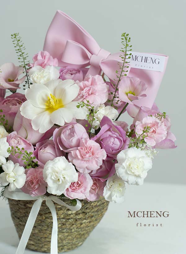 Chi Tiet Can Canh Tulip Trang Mo Canh Mcheng Cận cảnh vẻ đẹp trong trẻo của Tulip trắng mở cánh và hồng pastel trong Giỏ Hoa Hồng Pastel Mix Tulip