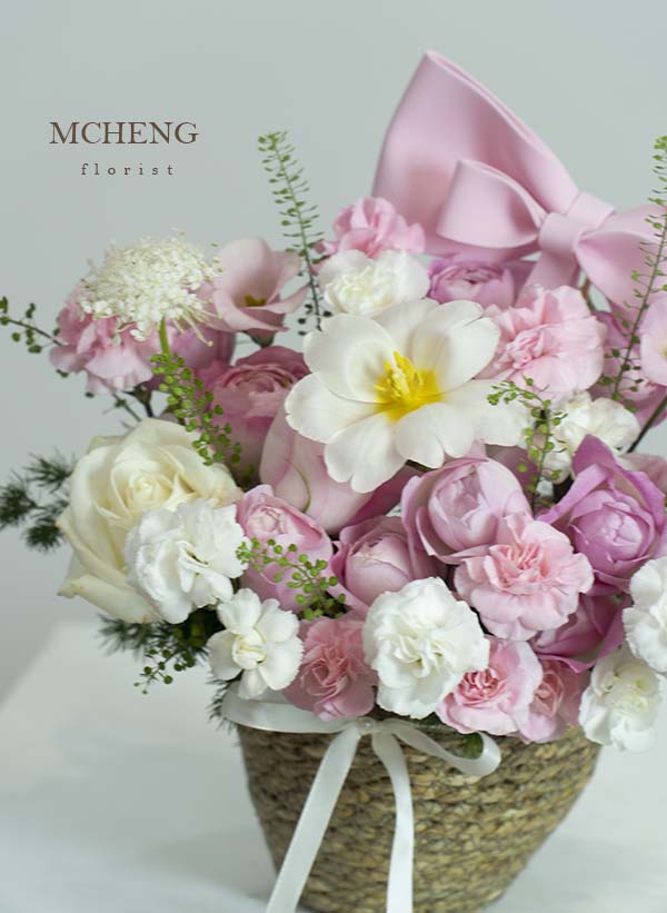 Hinh Anh Thuc Te Gio Hoa Hong Pastel Mix Tulip Mcheng Kích thước thực tế mẫu Giỏ Hoa Hồng Pastel Mix Tulip dễ thương trên tay khách hàng