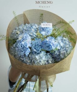 Góc trong trẻo của mẫu Hoa Bó Cẩm Tú Cầu Mix Cẩm Chướng Xanh bọc vải bố