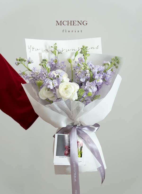 Hoa Bó Phi Yến Tím Mix Mao Lương Trắng Bản Hòa Ca - Mcheng Florist Mẫu Hoa Bó Phi Yến Tím Mix Mao Lương Trắng thiết kế thanh lịch tại Mcheng Florist