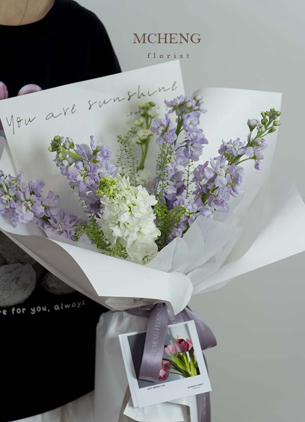 Chi Tiet Hoa Bo Phi Yen Tim Mix Trang Mcheng Florist Cận cảnh vẻ đẹp tinh tế của mẫu Hoa Bó Ly Kép Hồng Gói Giấy Trắng