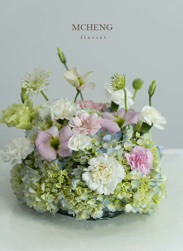 Bánh Sinh Nhật Hoa Tươi Xanh Bơ Giao Hòa - Mcheng Florist Cận cảnh lớp kem cẩm tú cầu xanh bơ và hoa cát tường trong thiết kế hoa bánh kem sinh nhật