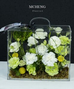 Mẫu Hộp Hoa Mica Trắng Xanh Bơ thiết kế sinh thái tươi mát tại Mcheng Florist