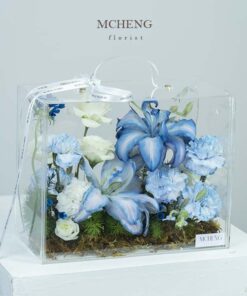 Mẫu Hộp Hoa Mica Ly Xanh Dương thiết kế nghệ thuật tại Mcheng Florist