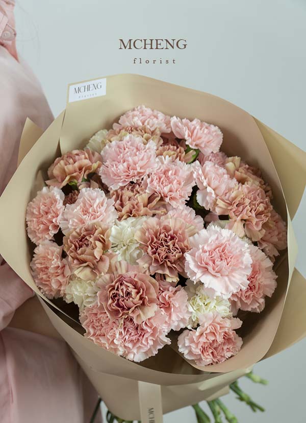 Chi Tiet Hoa Bo Cam Chuong Tone Nude Mcheng Florist Cận cảnh vẻ đẹp mộc mạc của mẫu Hoa Bó Cẩm Chướng Tone Nude