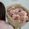 Mẫu Hoa Bó Cẩm Chướng Tone Nude mang phong cách hoài niệm tại Mcheng Florist