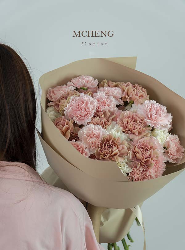 Hoa Bo Cam Chuong Tone Nude Mcheng Florist Long Khanh Mẫu Hoa Bó Cẩm Chướng Tone Nude mang phong cách hoài niệm tại Mcheng Florist