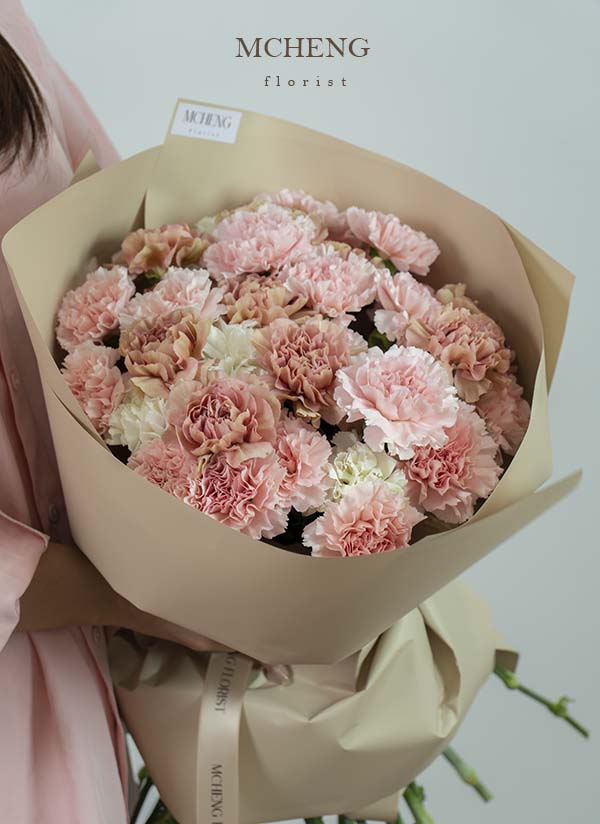 Góc Hoa Bó Cẩm Chướng Tone Nude Nguyên Bản - Mcheng Florist Góc mộc mạc của mẫu Hoa Bó Cẩm Chướng Tone Nude