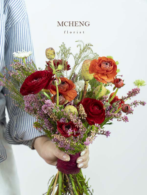 Thực Tế Hoa Cưới Mao Lương Cam Đỏ Rạng Ngời - Mcheng Florist Hình ảnh thực tế cô dâu cầm bó Hoa Cưới Mao Lương Cam Đỏ mộc mạc trong ngày cưới