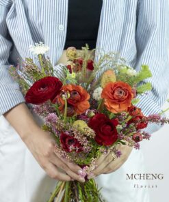 Cận cảnh sắc cam đất và đỏ nhung của những đóa mao lương trong mẫu Hoa Cưới Mao Lương Cam Đỏ
