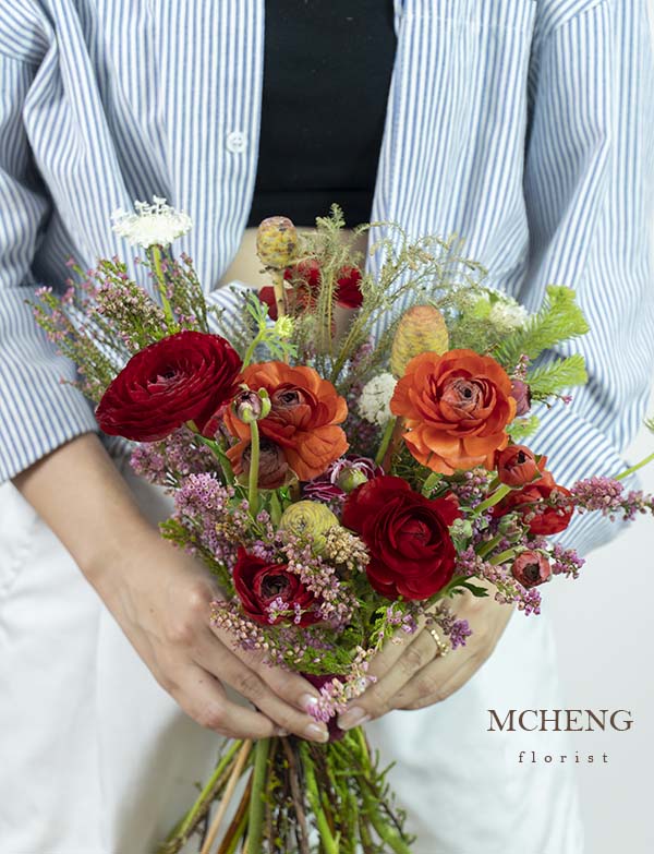 Chi Tiet Hoa Cuoi Mao Luong Cam Do Mcheng Florist Cận cảnh sắc cam đất và đỏ nhung của những đóa mao lương trong mẫu Hoa Cưới Mao Lương Cam Đỏ