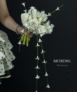 Hình ảnh thực tế cô dâu cầm mẫu Hoa Cưới Dạ Lan Hương Trắng Suối Rủ lộng lẫy trong ngày cưới
