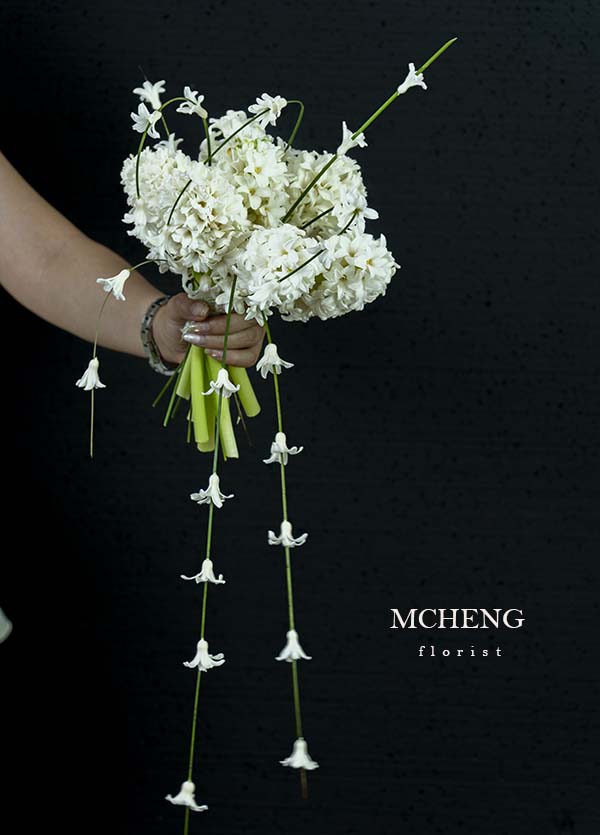 Hoa Cuoi Da Lan Huong Trang Suoi Ru Mcheng Florist Long Khanh Mẫu Hoa Cưới Dạ Lan Hương Trắng Suối Rủ thiết kế dáng suối rủ nghệ thuật tại Mcheng Florist Long Khánh