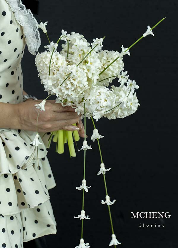 Chi Tiet Hoa Cuoi Da Lan Huong Trang Suoi Ru Mcheng Florist Cận cảnh những đóa Dạ Lan Hương trắng và dải hoa chuông nhí trong mẫu Hoa Cưới Dạ Lan Hương Trắng Suối Rủ