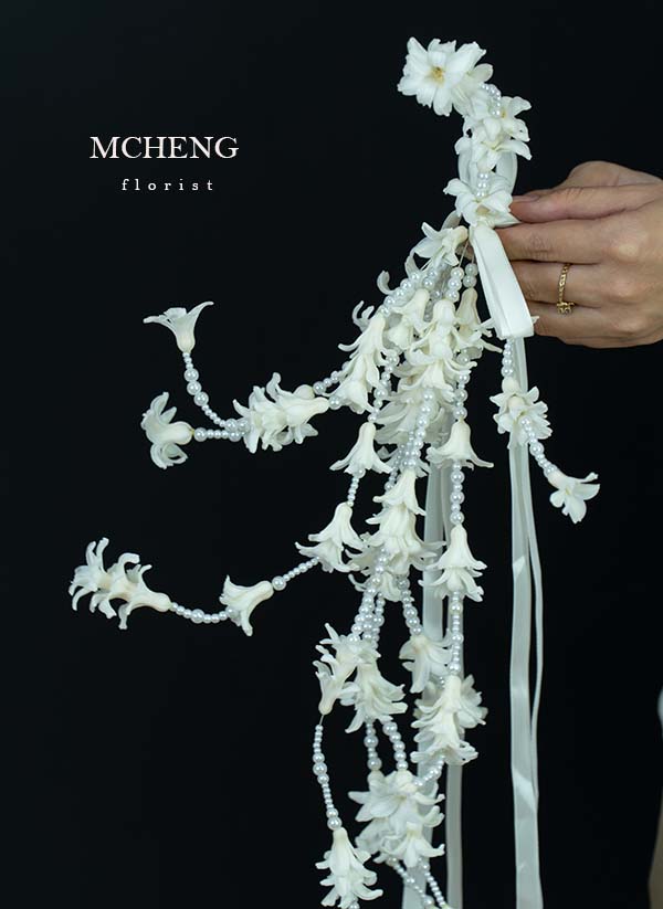 Hoa Cuoi Da Lan Huong Trang Thac Ngoc Mcheng Florist Long Khanh Mẫu Hoa Cưới Dạ Lan Hương Trắng Thác Ngọc thiết kế dáng túi xách ngọc trai tại Mcheng Florist Long Khánh