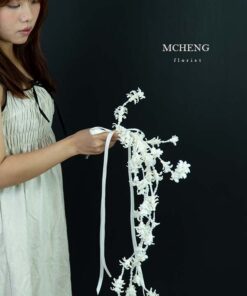 Cận cảnh những chuỗi hoa Dạ Lan Hương trắng và hạt ngọc trai lấp lánh trong mẫu Hoa Cưới Dạ Lan Hương Trắng Thác Ngọc