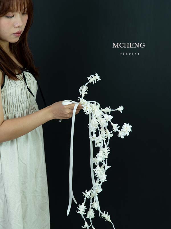 Hoa Cưới Dạ Lan Hương Trắng Phối Thác Ngọc Báu Vật - Mcheng Florist Cận cảnh những chuỗi hoa Dạ Lan Hương trắng và hạt ngọc trai lấp lánh trong mẫu Hoa Cưới Dạ Lan Hương Trắng Thác Ngọc