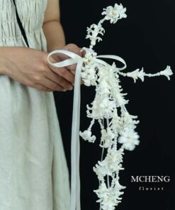 Hình ảnh thực tế cô dâu cầm mẫu Hoa Cưới Dạ Lan Hương Trắng Thác Ngọc lộng lẫy trong ngày cưới