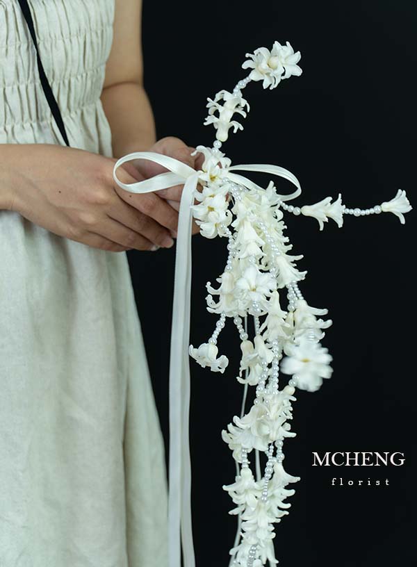 Thuc Te Co Dau Cam Hoa Cuoi Da Lan Huong Trang Thac Ngoc Hình ảnh thực tế cô dâu cầm mẫu Hoa Cưới Dạ Lan Hương Trắng Thác Ngọc lộng lẫy trong ngày cưới