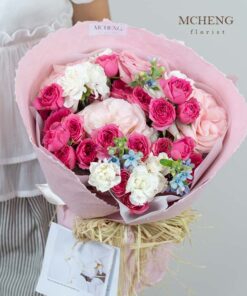 Cận cảnh vẻ đẹp ngọt ngào của mẫu Hoa Bó Hồng Pastel Mix Cẩm Chướng Trắng