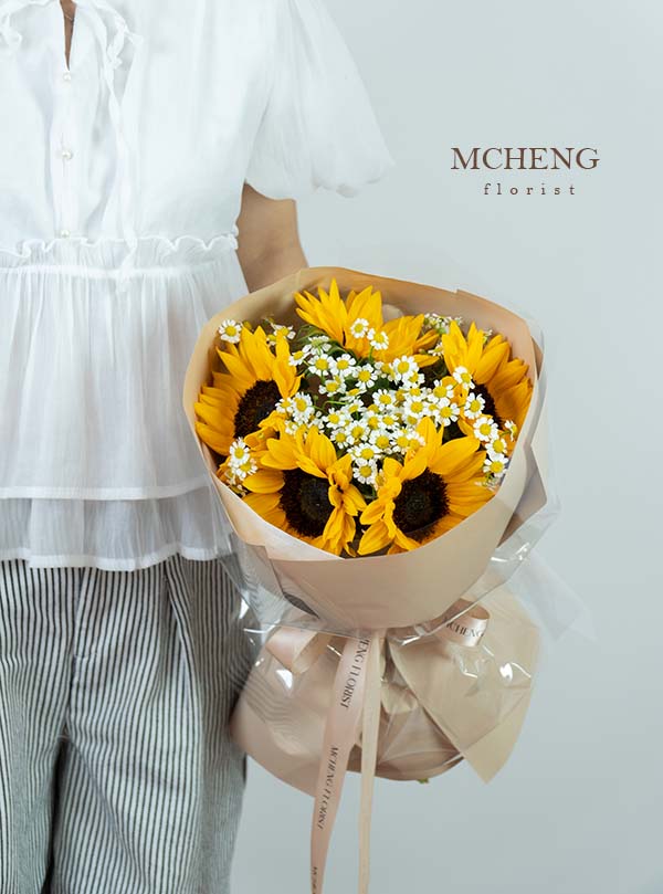 Hinh Anh Thuc Te Hoa Bo Huong Duong Tana Long Khanh Cử nhân rạng rỡ bên bó hoa hướng dương mix cúc tana phong cách Hàn Quốc
