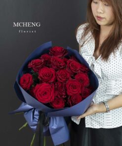 Cận cảnh vẻ đẹp tương phản của mẫu Hoa Bó Hồng Đỏ Giấy Xanh Navy