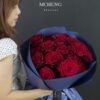Mẫu Hoa Bó Hồng Đỏ Giấy Xanh Navy thiết kế sang trọng tại Mcheng Florist