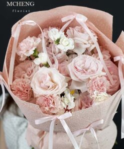 Cận cảnh vẻ đẹp nữ tính của mẫu Hoa Bó Hồng Pastel Mix Trắng đính nơ ruy băng