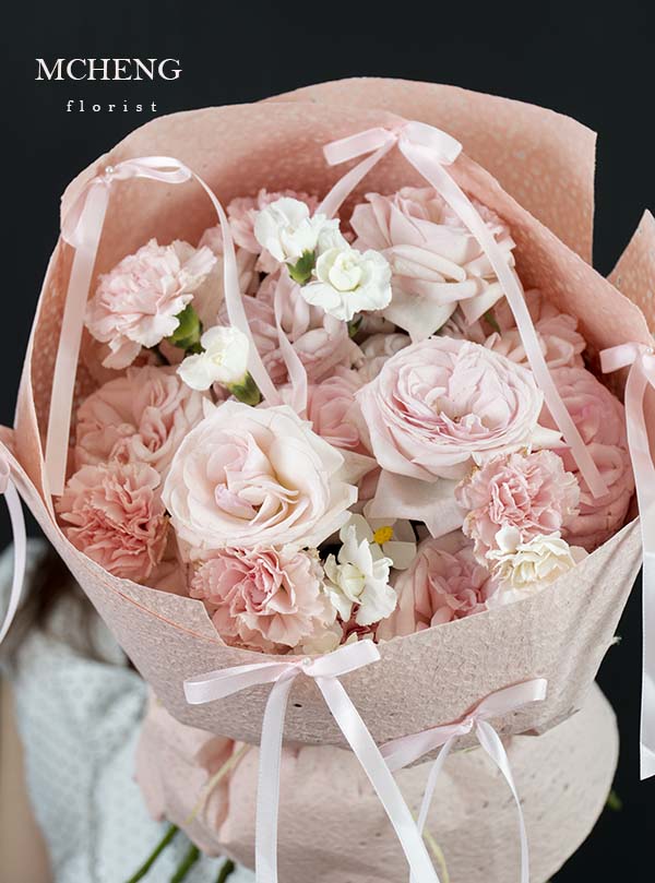 Chi Tiet Hoa Bo Hong Pastel Mix Trang Mcheng Florist Cận cảnh vẻ đẹp nữ tính của mẫu Hoa Bó Hồng Pastel Mix Trắng đính nơ ruy băng