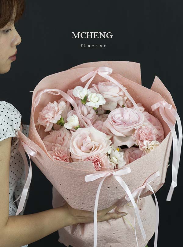 Bó Hoa Hồng Pastel Mix Trắng Mơ Màng - Mcheng Florist Mẫu Hoa Bó Hồng Pastel Mix Trắng thiết kế ngọt ngào tại Mcheng Florist