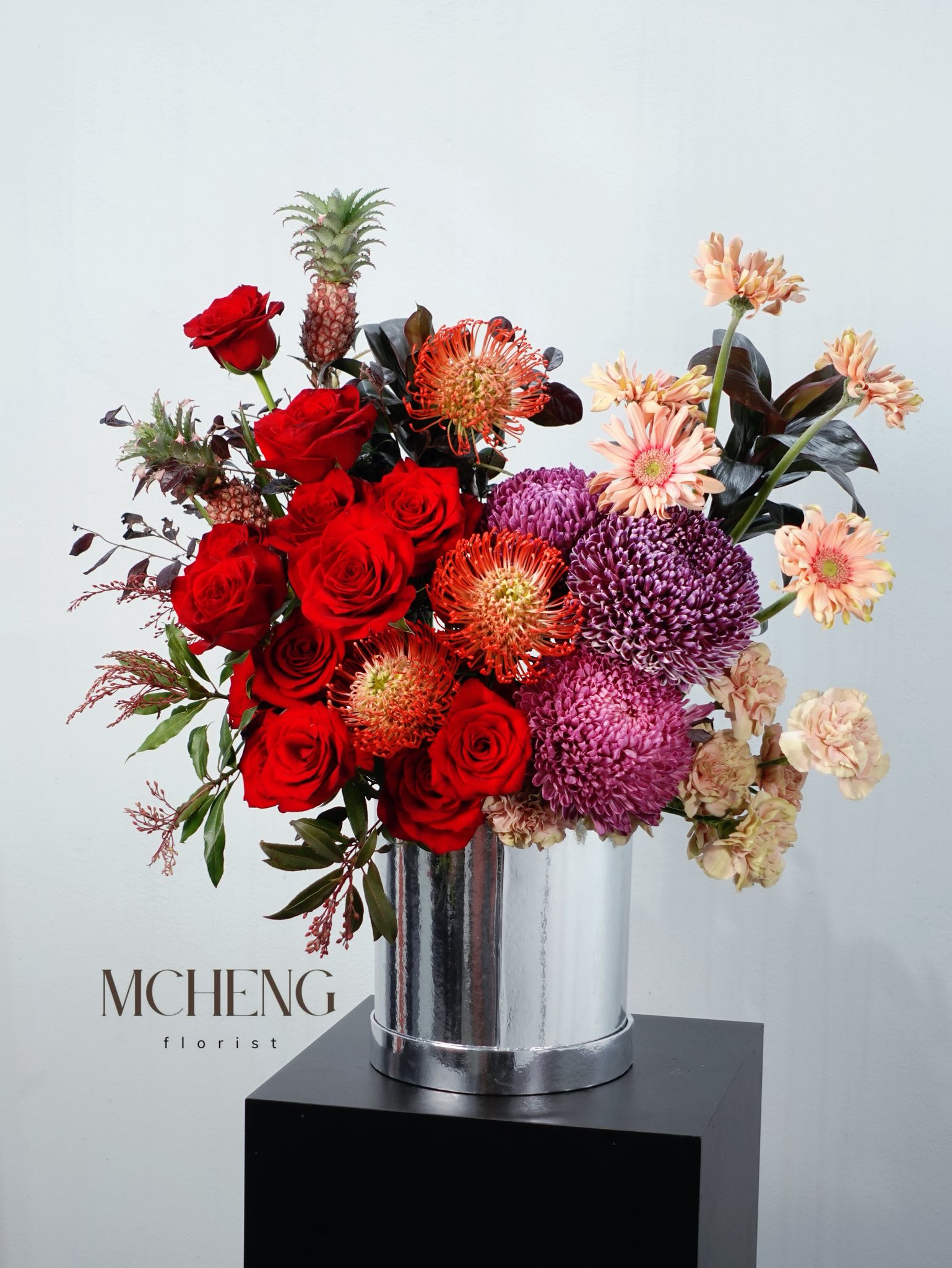 Hop Hoa Hong Ecuador Phoi Cuc Mau Don Mcheng Florist Long Khanh Mẫu Hộp Hoa Hồng Ecuador Phối Cúc Mẫu Đơn thiết kế đương đại trong hộp bạc tráng gương tại Mcheng Florist Long Khánh