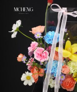 Kích thước thực tế giỏ hoa mica túi xách mix đa sắc trên tay khách hàng
